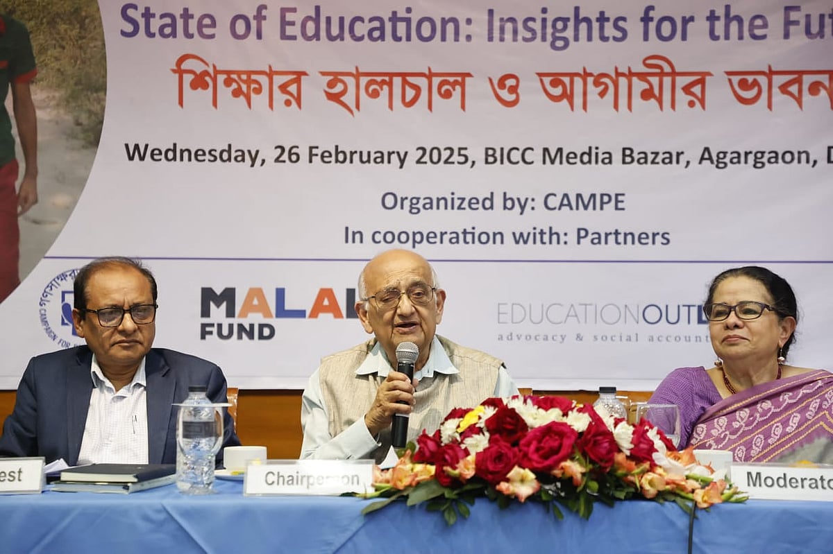 বেসরকারি সংস্থা গণসাক্ষরতা অভিযান আয়োজিত ‘শিক্ষার হালচাল ও আগামীর ভাবনা’ শীর্ষক পরামর্শক সভায় বক্তব্য দিচ্ছেন বিশিষ্ট অর্থনীতিবিদ অধ্যাপক রেহমান সোবহান। দুইপাশে প্রাথমিক ও গণশিক্ষা মন্ত্রণালয়ের উপদেষ্টা বিধান রঞ্জন রায় পোদ্দার ও সাবেক তত্ত্বাবধায়ক সরকারের উপদেষ্টা রাশেদা কে চৌধূরী। আগারগাঁও, ঢাকা। ২৬ ফেব্রুয়ারি