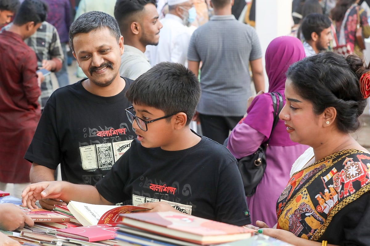 শেষ পর্যায়ে এসে আজ বিক্রিতে কিছুটা গতির সঞ্চার হয়েছে। বেড়েছে লোকসমাগম আর নতুন বইয়ের প্রকাশনাও