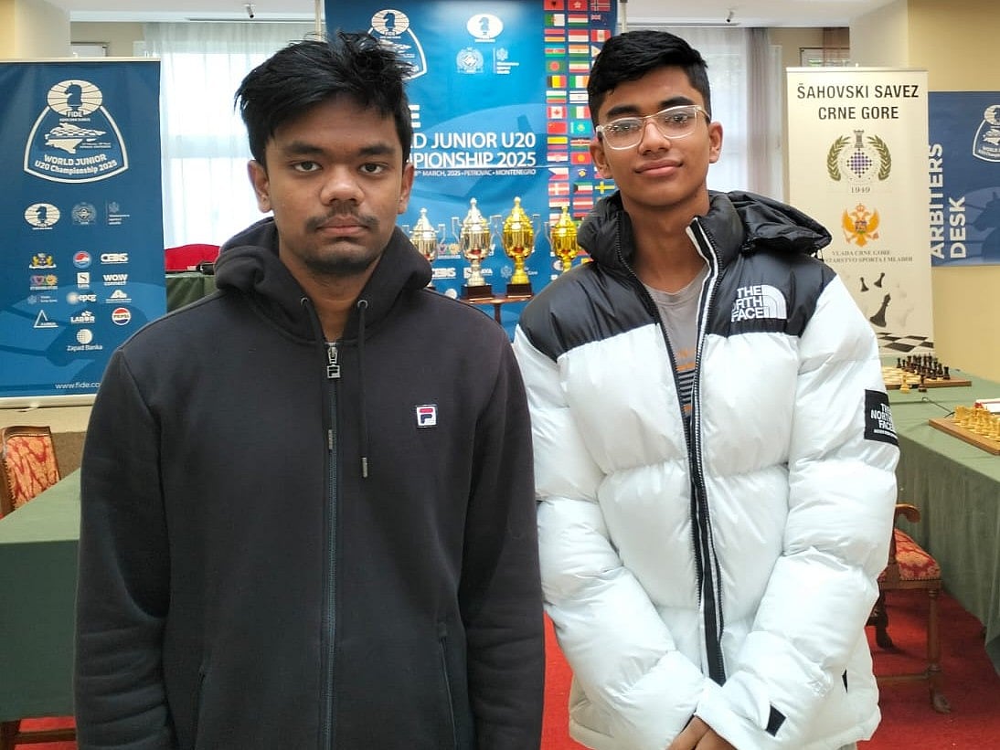 বাংলাদেশের দুই দাবাড়ু তাহসিন তাজওয়ার জিয়া (বাঁয়ে) ও মনন রেজা