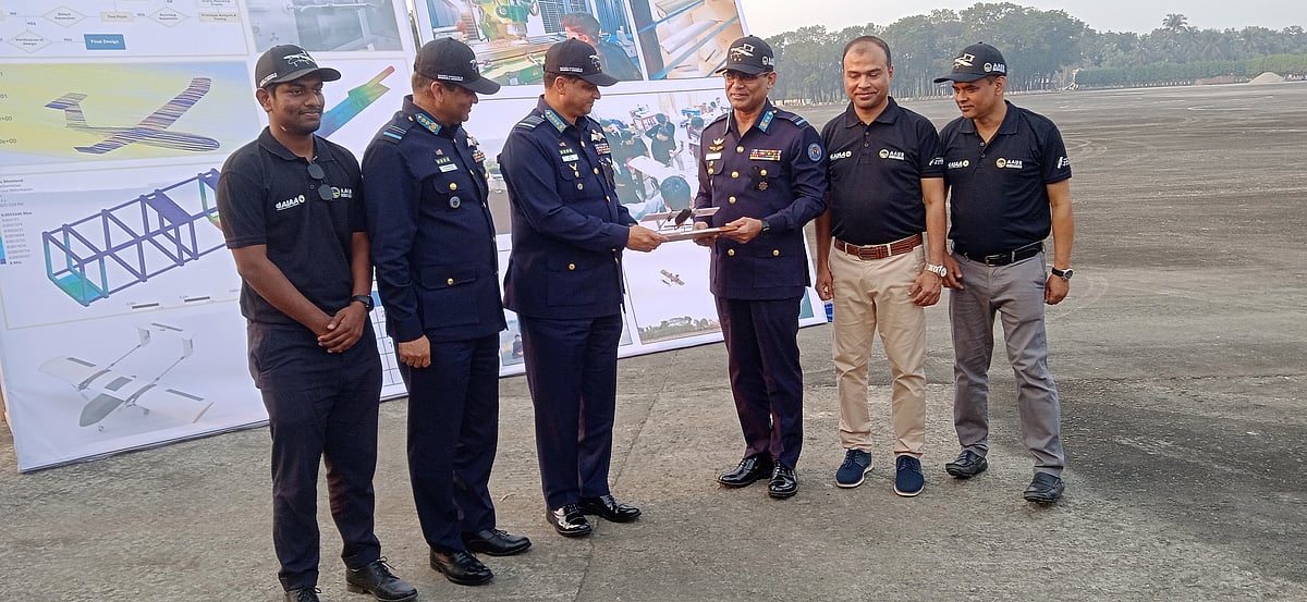 বাংলাদেশ অ্যাভিয়েশন অ্যান্ড অ্যারোস্পেস বিশ্ববিদ্যালয়ের বানানো ড্রোনের একটি রেপ্লিকা বিমানবাহিনীর প্রধান এয়ার চিফ মার্শাল হাসান মাহমুদ খানের হাতে হস্তান্তর করা হয়েছে। গতকাল মঙ্গলবার বিকেলে বিশ্ববিদ্যালয়ের লালমনিরহাট ক্যাম্পাসে