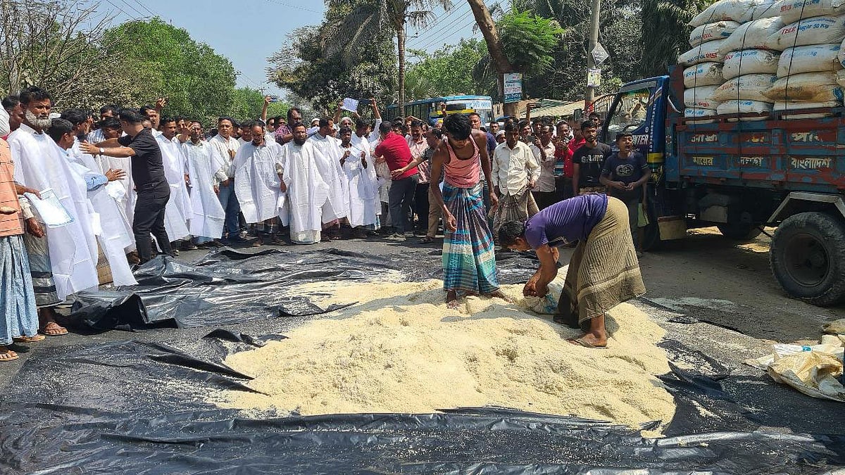 কাফনের কাপড় পরে, রাস্তায় লবণ ছিটিয়ে লবণের ন্যায্যমূল্য না পাওয়ার প্রতিবাদ জানান প্রান্তিক লবণচাষিরা। আজ বুধবার দুপুরে কক্সবাজার-চট্টগ্রাম মহাসড়কের চকরিয়া উপজেলার খুটাখালী বাজার এলাকায়