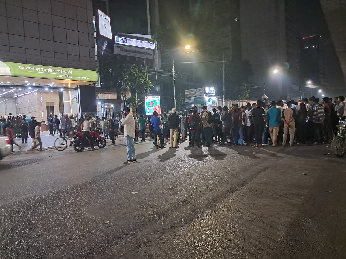 বেসরকারি বিশ্ববিদ্যালয়ের একদল শিক্ষার্থী আজ বুধবার রাত পৌনে নয়টার দিকে বাংলামোটর মোড়ে এক পাশের সড়ক অবরোধ করেন। তাঁদের অবরোধের কারণে ঘণ্টাখানেক কারওয়ান বাজার থেকে শাহবাগ অভিমুখী সড়কে যান চলাচল বন্ধ থাকে