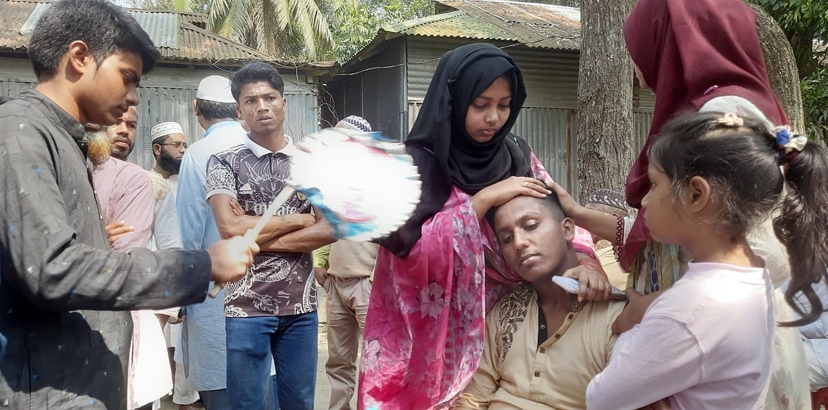 শেরপুরে প্রতিপক্ষের হামলায় নিহত বিএনপি নেতা গোলাম জাকারিয়ার ছেলে তানভীর আহমেদ আহাজারি করছে। বৃহস্পতিবার দুপুরে সদর উপজেলার ভীমগঞ্জ গ্রামে