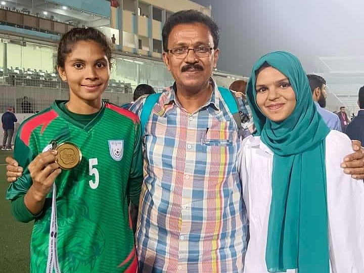 ফুটবলার আফঈদা খন্দকার ও বক্সার আফরা খন্দকারের সঙ্গে গর্বিত বাবা খন্দকার আরিফ হাসান
