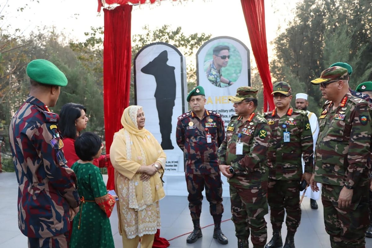 মেজর (অব.) সিনহা মো. রাশেদ খানের স্মরণে নির্মিত ‘সিনহা স্মৃতিফলক’ উদ্বোধন করেন সেনাবাহিনীর প্রধান জেনারেল ওয়াকার-উজ-জামান। বৃহস্পতিবার, কক্সবাজারের টেকনাফের বাহারছড়া ইউনিয়নের শ্যামলাপুরে