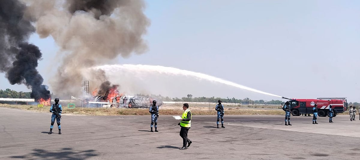 সিলেটের এম এ জি ওসমানী আন্তর্জাতিক বিমানবন্দরে অগ্নিনির্বাপণ মহড়ায় একটি উড়োজাহাজের মডেলের আগুন নেভানোর পাশাপাশি যাত্রীদের নিরাপদে নেওয়া হয়। বুধবার দুপুরে