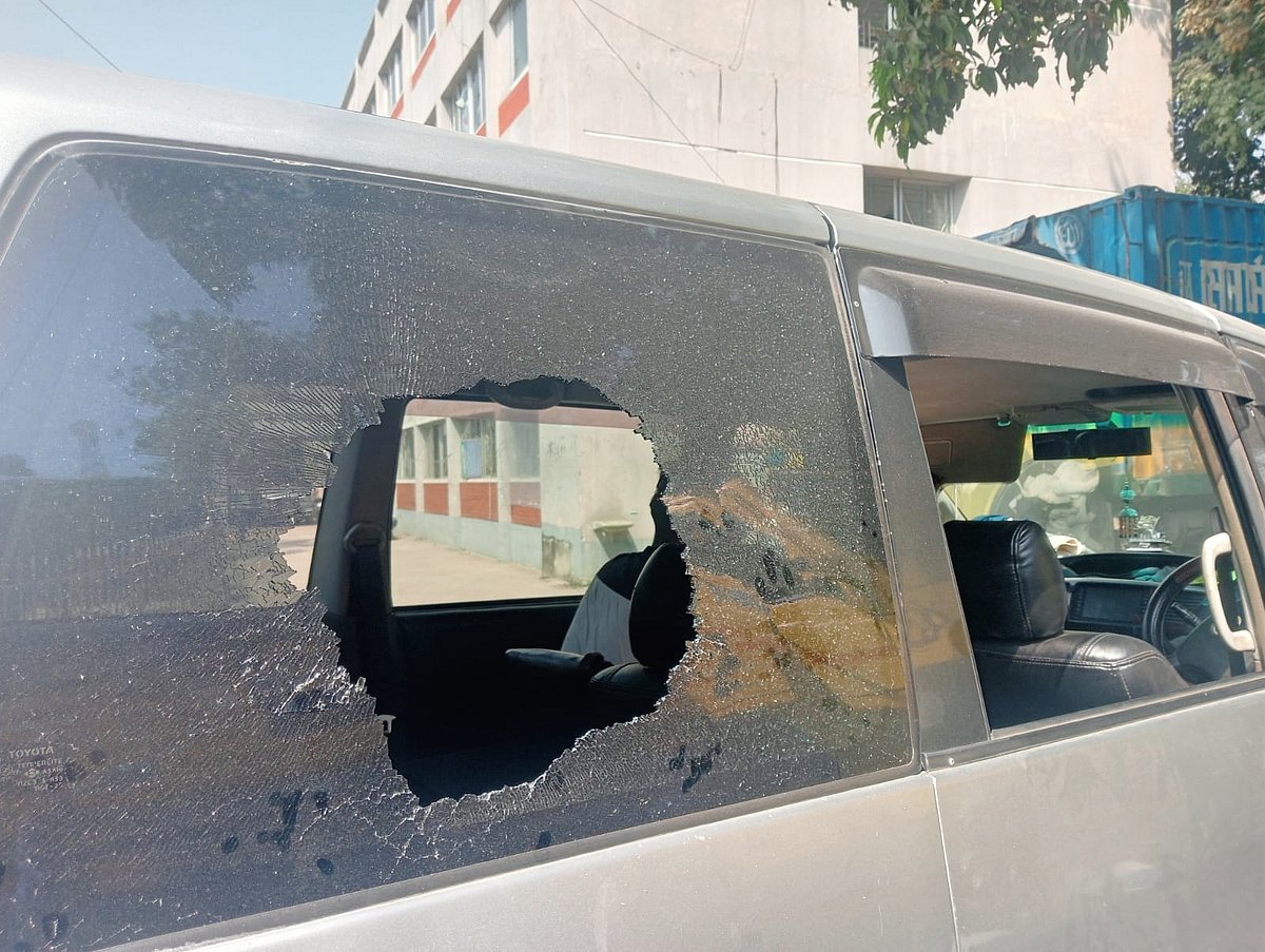 কুমিল্লার চৌদ্দগ্রামে ডাকাতের কবলে পড়া প্রবাসী বহন করা মাইক্রোবাস। ডাকাতেরা গাড়িতে হামলা করে প্রবাসীর সর্বস্ব লুট করে নেয়। বৃহস্পতিবার সকালে