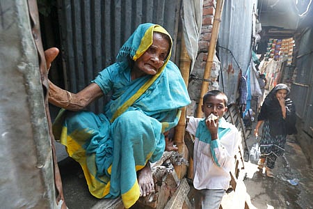 ঘূর্ণিঝড়ে ঘরবাড়ি হারিয়ে বহু বছর আগে ভোলা থেকে ঢাকার এই বস্তিতে এসে আশ্রয় নেন রোসনা বেগম। এখন আছেন উচ্ছেদের শঙ্কায়। গতকাল রাজধানীর মিরপুরের ভোলা বস্তিতে