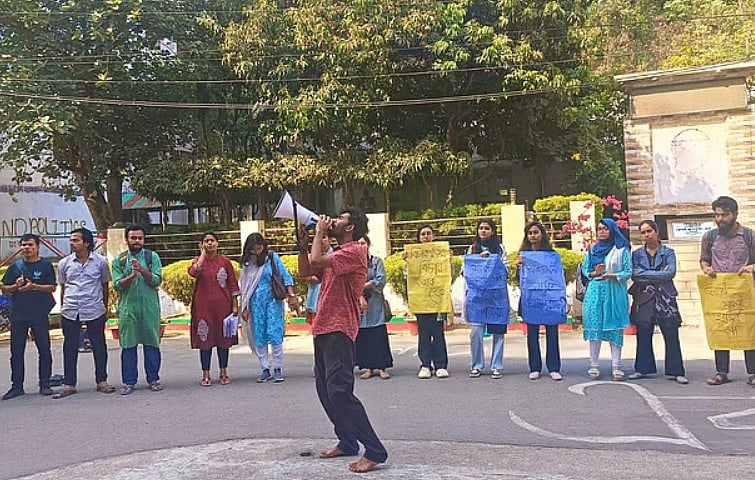 ৯ ছাত্রীর বহিষ্কারাদেশ প্রত্যাহার ও প্রক্টরের পদত্যাগের দাবিতে শিক্ষার্থীদের আন্দোলন। চট্টগ্রাম বিশ্ববিদ্যালয়।