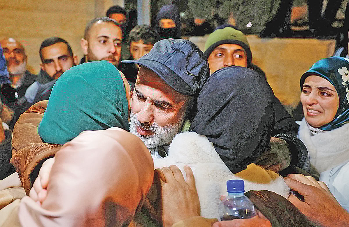 বন্দিবিনিময় চুক্তির আওতায় ইসরায়েলের কারাগার থেকে মুক্ত হয়ে ফেরা এক ব্যক্তিকে জড়িয়ে ধরেছেন স্বজনেরা। গতকাল পশ্চিম তীরের রামাল্লায়