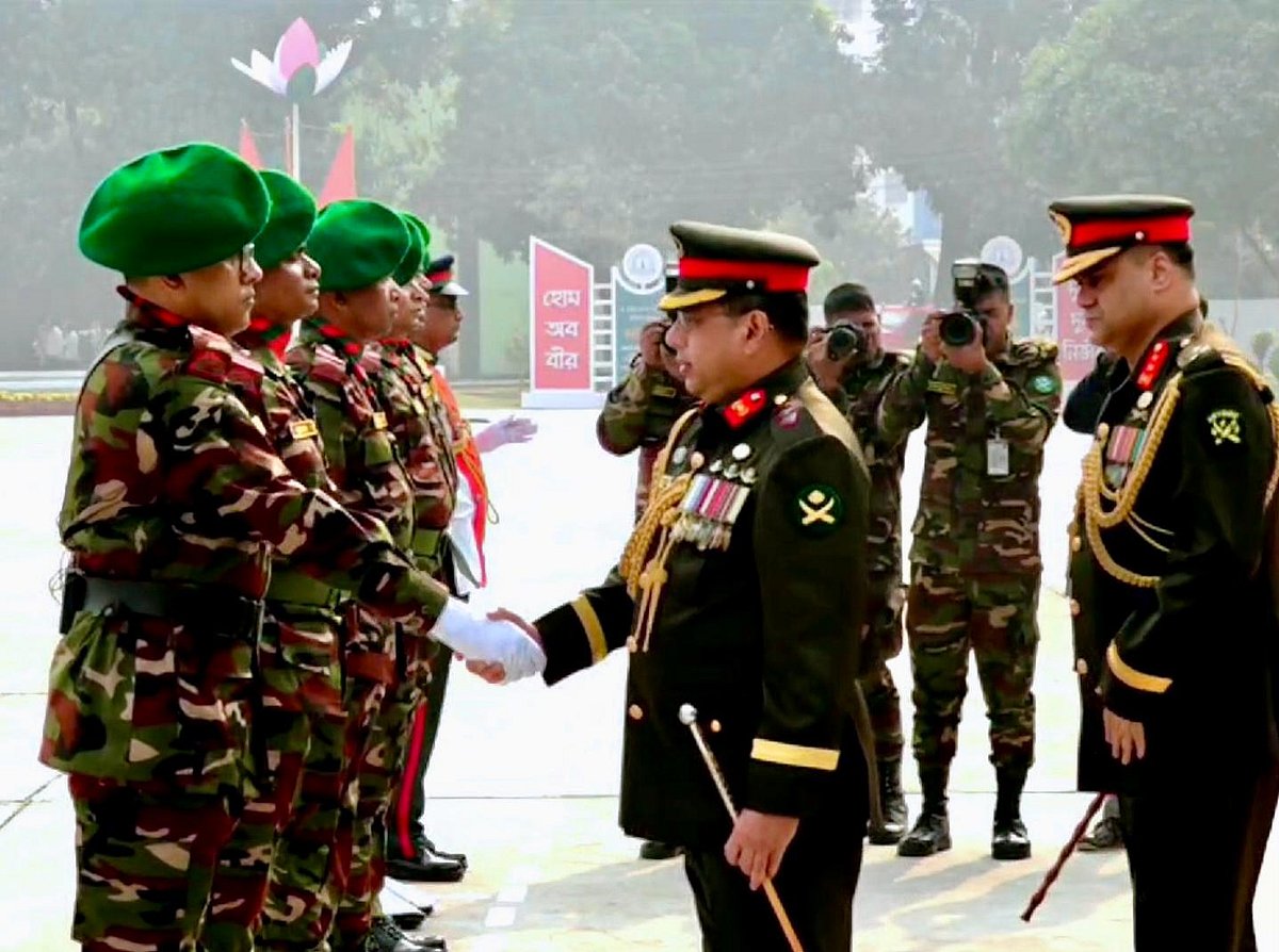 (রাজশাহী সেনানিবাসে বাংলাদেশ ইনফ্যান্ট্রি রেজিমেন্টাল সেন্টারে এক বিশেষ অনুষ্ঠানের মাধ্যমে সপ্তম কর্নেল অব দ্য রেজিমেন্ট হিসেবে অভিষিক্ত হন সেনাপ্রধান জেনারেল ওয়াকার-উজ-জামান। বৃহস্পতিবার সকালে