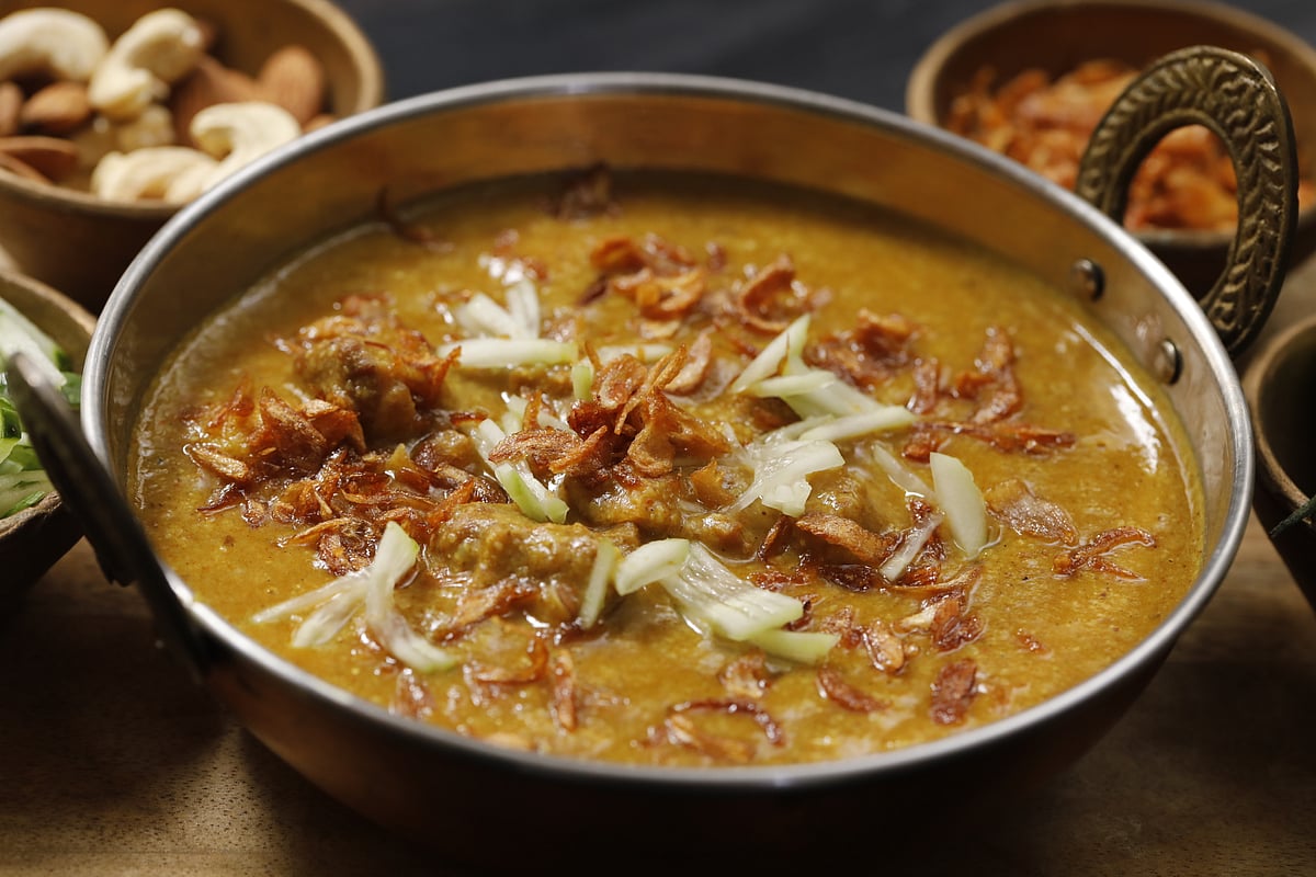 হায়দরাবাদী হালিম পরিবেশনের সময় কাঁচা মরিচকুচি, ধনেপাতা, পুদিনাকুচি, লেবুর স্লাইস দিন