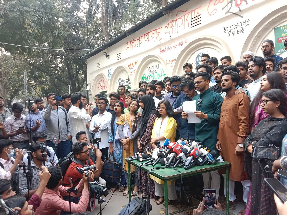 ঢাকা বিশ্ববিদ্যালয়ের মধুর ক্যানটিনে সংবাদ সম্মেলনে বাংলাদেশ গণতান্ত্রিক ছাত্রসংসদের নেতারা। আজ বুধবার বিকেলে