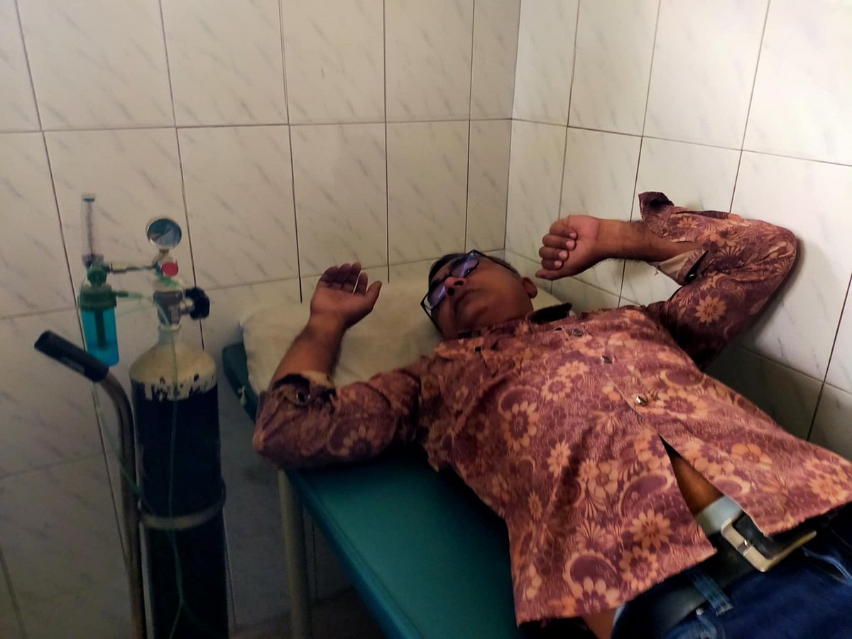 মারধরে আহত আনোয়ার হোসেন কুমারখালী উপজেলার শিলাইদহ ইউনিয়ন পরিষদের স্বাস্থ্যকেন্দ্রে চিকিৎসা নেন। বৃহস্পতিবার দুপুরে