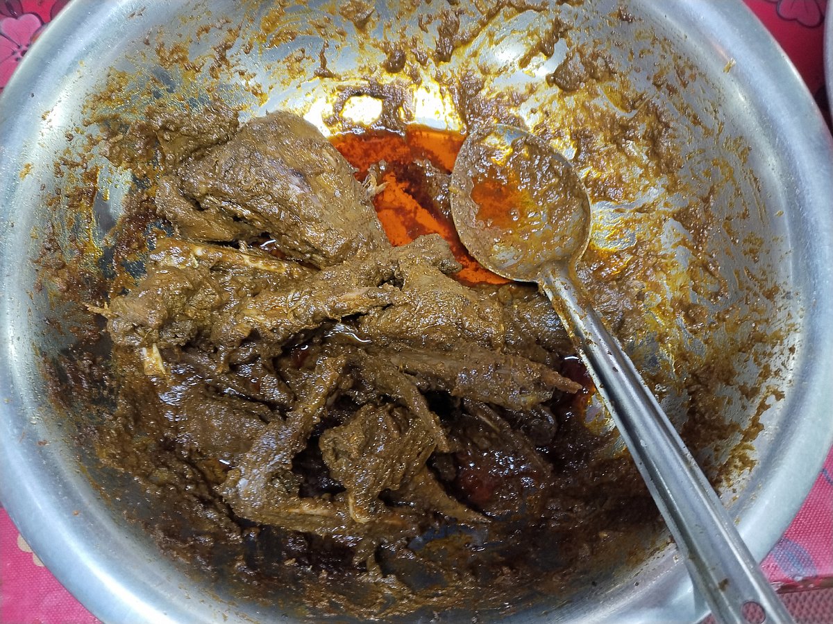 সিলেটের জৈন্তাপুরের হরিপুরে হাঁসের মাংস বিক্রির আড়ালে কিছু রেস্তোরাঁয় চলে পাখির মাংসের বেচাকেনা। রেস্তোরাঁর ভেতরে বিভিন্ন পাত্রে রাখা হয় রান্না করা মাংস