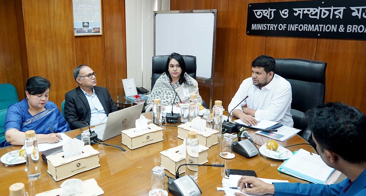 দায়িত্ব পাওয়ার পরদিন সচিবালয়ে তথ্য ও সম্প্রচার মন্ত্রণালয় এবং অধীন দপ্তর-সংস্থার কর্মকর্তাদের সঙ্গে মতবিনিময় করেছেন উপদেষ্টা মাহফুজ আলম। ২৭ ফেব্রুয়ারি