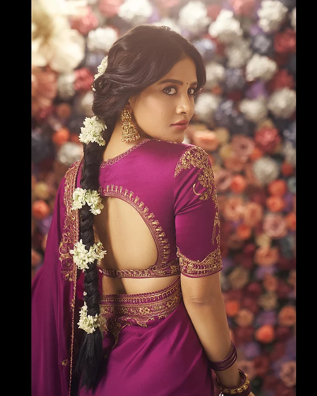 Katta xorozli niqobli ikki qora yigit