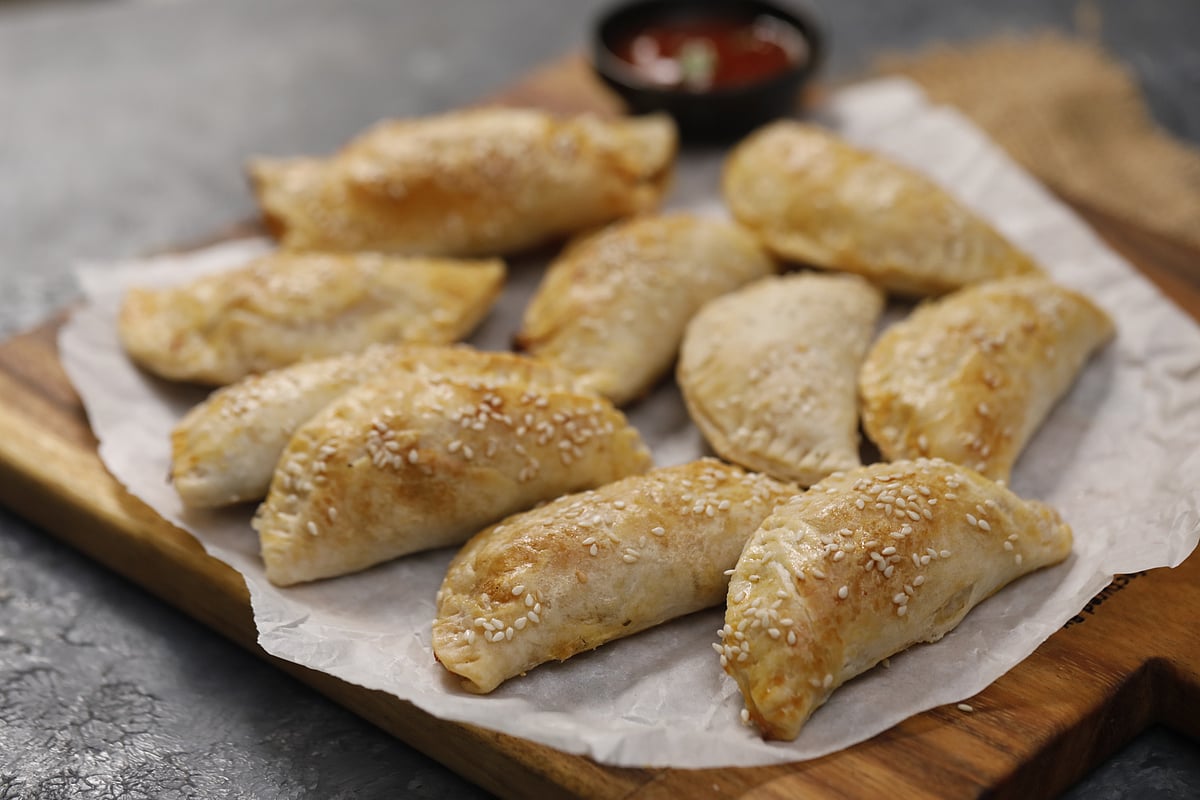 ফ্রোজেন পরোটার হাফ মুন পাই