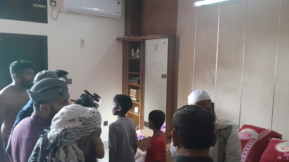 ঢাকার দোহার উপজেলার এক বাড়িতে ডাকাতির পর জিনিসপত্র ছড়িয়ে-ছিটিয়ে থাকতে দেখা যায়। আজ বৃহস্পতিবার সকালে বিলাশপুর ইউনিয়নের চর কুতুবপুর গ্রামে