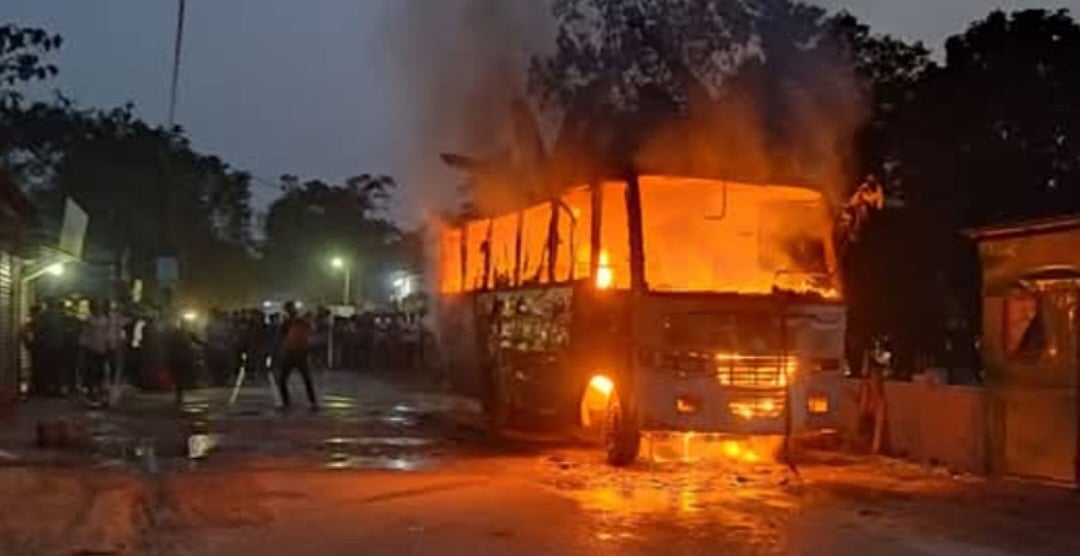 গাজীপুরের কালীগঞ্জে শ্রমিকবাহী একটি চলন্ত বাসে অগ্নিকাণ্ডের ঘটনা ঘটেছে। গতকাল বুধবার রাতে উপজেলার সোম বাজার এলাকায়