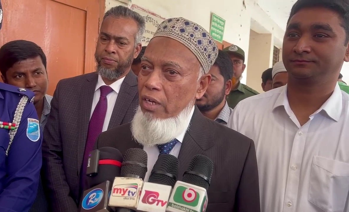 সাংবাদিকদের সঙ্গে কথা বলেন নির্বাচন কমিশনার আবদুর রহমানেল মাছউদ। বৃহস্পতিবার বেলা ১টার দিকে ঢাকার ধামরাইয়ে