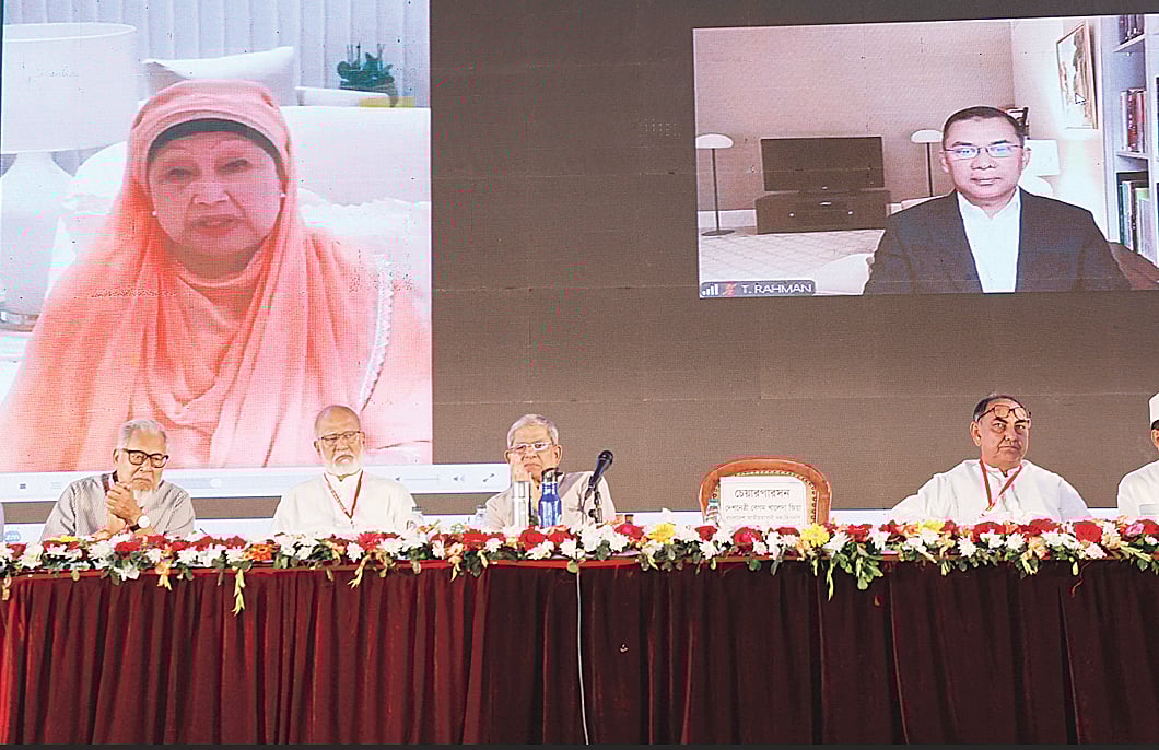 বিএনপির বর্ধিত সভায় ভার্চ্যুয়ালি যুক্ত হয়ে বক্তব্য দেন দলের চেয়ারপারসন খালেদা জিয়া। একইভাবে বক্তব্য দেন তারেক রহমানও। মঞ্চে (বাঁ থেকে) নজরুল ইসলাম খান, খন্দকার মোশাররফ হোসেন, মির্জা ফখরুল ইসলাম আলমগীর ও মির্জা আব্বাস। বৃহস্পতিবার জাতীয় সংসদের এলডি হল সংলগ্ন মাঠে