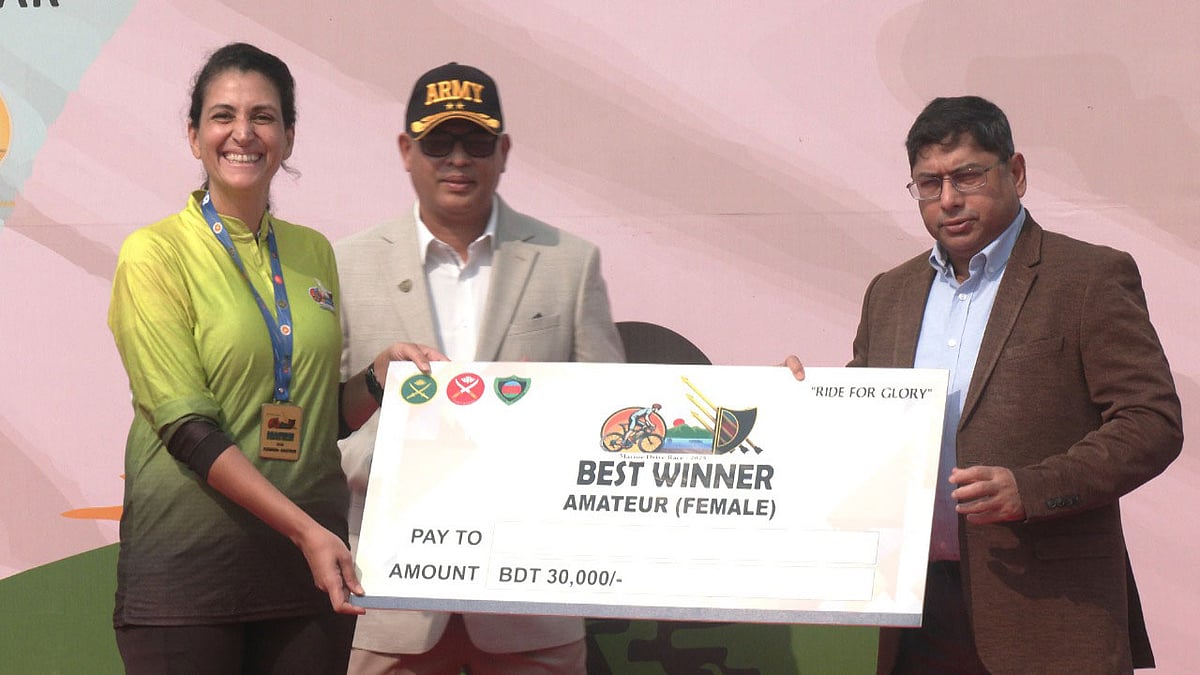 বিজয়ীদের হাতে পুরস্কার তুলে দেন সেনাবাহিনী প্রধান জেনারেল ওয়াকার-উজ-জামান। আজ শুক্রবার সকালে