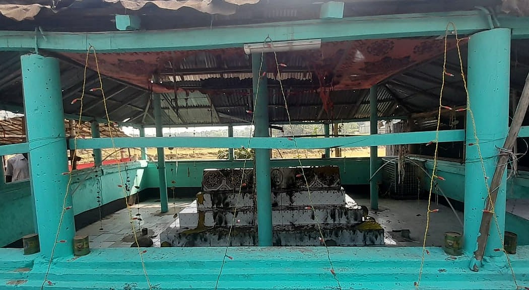 পেট্রলভর্তি বোতলের মাধ্যমে মাজারটিতে ২৪ ফেব্রুয়ারি ভোরে অগ্নিসংযোগ করা হয় বলে ধারণা করছে পুলিশ। ধর্মপাশা উপজেলার রাজনগর গ্রামের লোড়া পীরের মাজারে