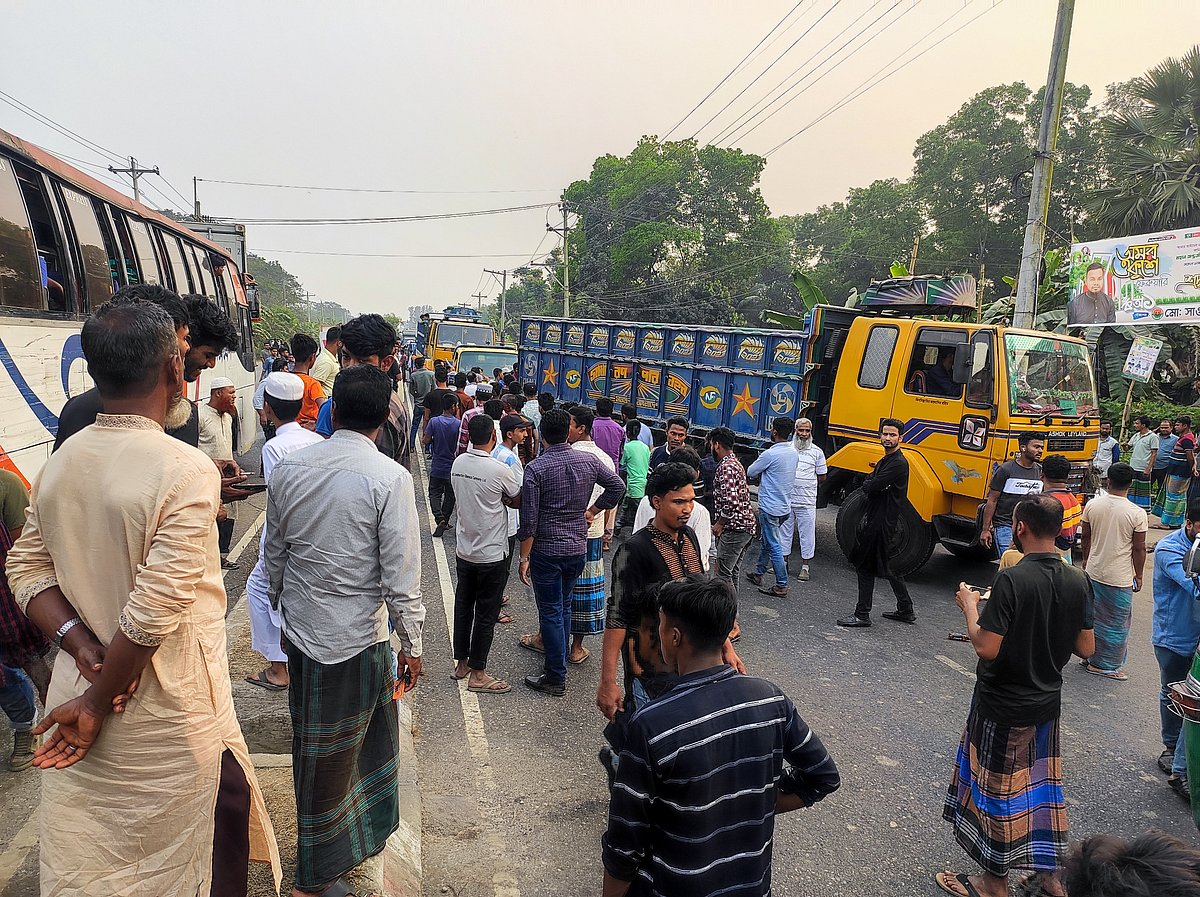 অটোরিকশাচালককে পিটিয়ে হত্যার ঘটনায় জড়িতদের দ্রুত গ্রেপ্তারের দাবিতে সড়ক অবরোধ করেন এলাকাবাসী। শুক্রবার বিকেলে কুমিল্লা-নোয়াখালী আঞ্চলিক মহাসড়কের নাঙ্গলকোট উপজেলার লুধুয়া এলাকায়