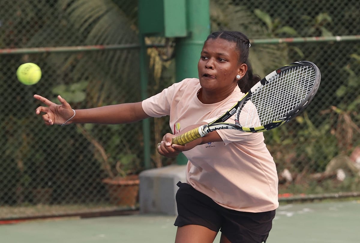 জাতীয় টেনিসে মেয়েদের এককে চ্যাম্পিয়ন হয়েছেন সুমাইয়া আক্তার