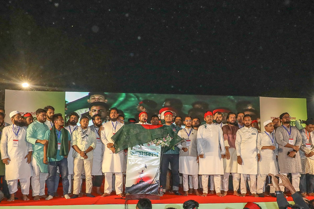 জাতীয় নাগরিক পার্টির আত্মপ্রকাশ অনুষ্ঠানমঞ্চে দলের শীর্ষস্থানীয় পদে থাকা নেতারা। আজ শুক্রবার সন্ধ্যায় রাজধানীর মানিক মিয়া অ্যাভিনিউয়ে