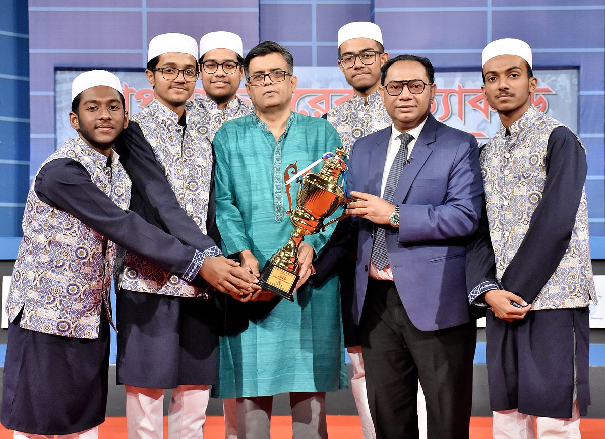 ছায়া সংসদে বিজয়ী দলের বিতার্কিকদের সঙ্গে প্রধান উপদেষ্টার প্রেস সচিব মোহাম্মদ শফিকুল আলম (মাঝখানে) ও ডিবেট ফর ডেমোক্রেসির চেয়ারম্যান হাসান আহমেদ চৌধুরী কিরণ