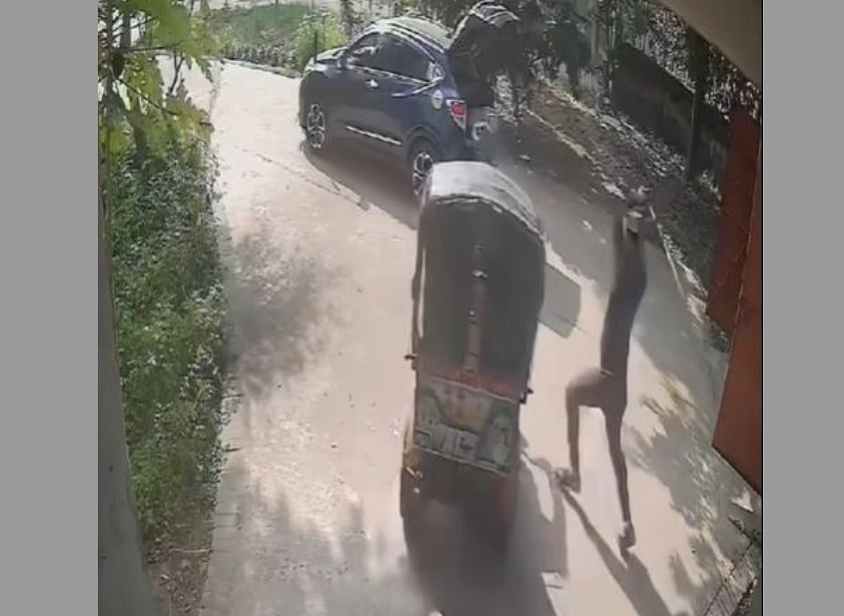 পবা উপজেলা সমাজসেবা কর্মকর্তা জাহিদ হাসান এক রিকশাচালককে জুতাপেটা ও লাঠি দিয়ে মারধর করছেন– এমন ভিডিও ফেসবুকে ছড়িয়ে পড়ে