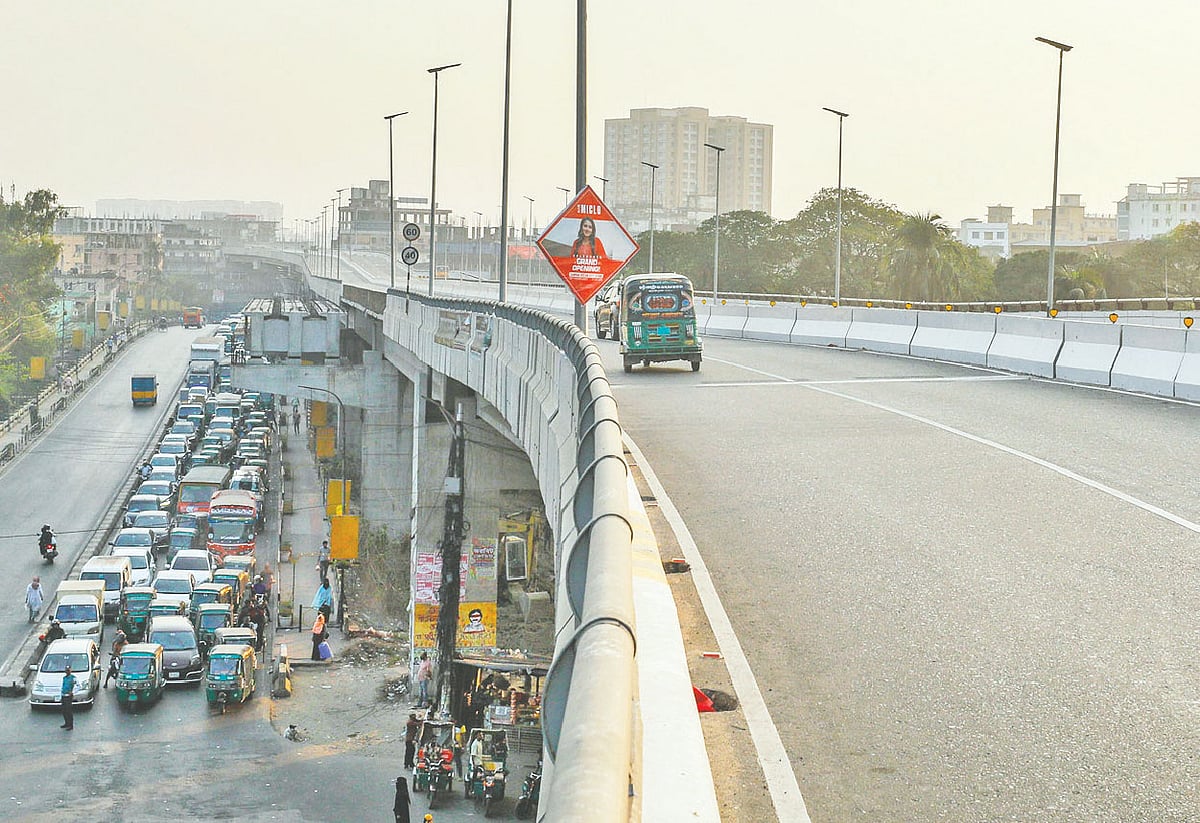 ওপরে ফাঁকা, নিচে গাড়ির জট। এলিভেটেড এক্সপ্রেসওয়ে চালু হওয়ার দুই মাস পরও যানবাহন না চলায় এমন চিত্র প্রতিদিনের। গতকাল বিকেলে চট্টগ্রাম নগরের টাইগারপাস মোড় এলাকায়