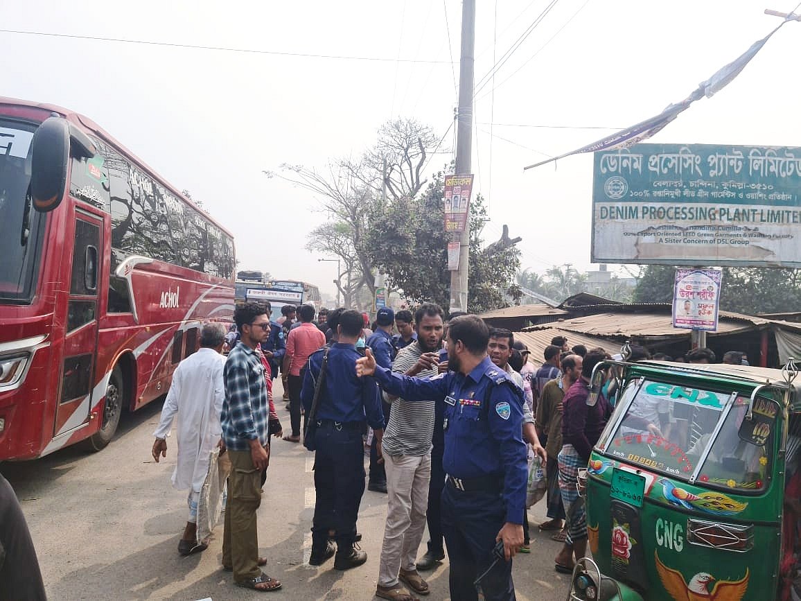 শ্রমিকদের মহাসড়ক থেকে সরিয়ে যান চলাচল স্বাভাবিক করেন পুলিশ সদস্যরা। আজ শুক্রবার বেলা ১১টার দিকে কুমিল্লার চান্দিনার পশ্চিম বেলাশহর এলাকায়
