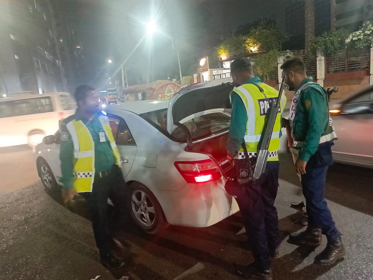 রাজধানী ঢাকায় সাঁড়াশি অভিযানের অংশ হিসেবে একটি গাড়ি তল্লাশি করছে পুলিশ