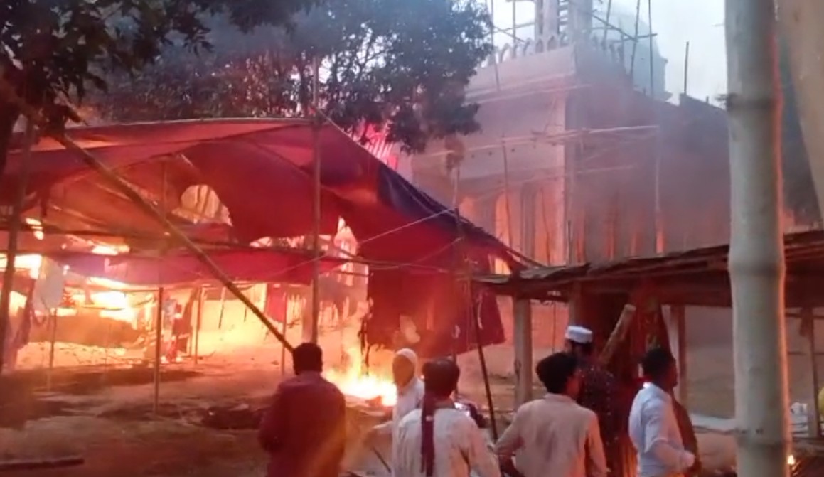 মাজারের বিভিন্ন অবকাঠামো ভাঙচুরের পর অগ্নিসংযোগ করা হয়। শুক্রবার বিকেলে দিনাজপুরের ঘোড়াঘাট উপজেলার বিরাহীমপুর গুচ্ছগ্রামে