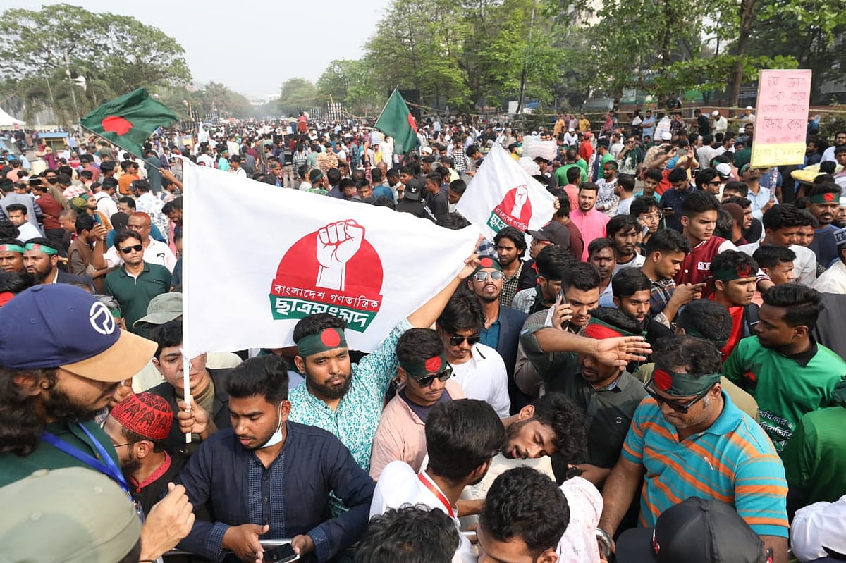 জাতীয় নাগরিক পার্টির আত্মপ্রকাশ অনুষ্ঠানে মানিক মিয়া অ্যাভিনিউয়ে দেশের বিভিন্ন জেলা ও ঢাকার বিভিন্ন থানা থেকে জাতীয় নাগরিক কমিটি ও বৈষম্যবিরোধী ছাত্র আন্দোলনের নেতারা দলে দলে জমায়েত হচ্ছেন