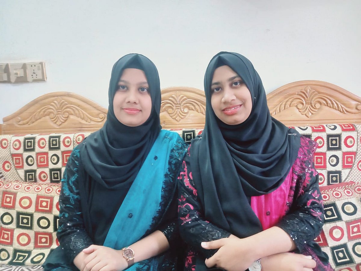 যাহরা তাসনীম ও যারীন তাসনীম (ডানে)