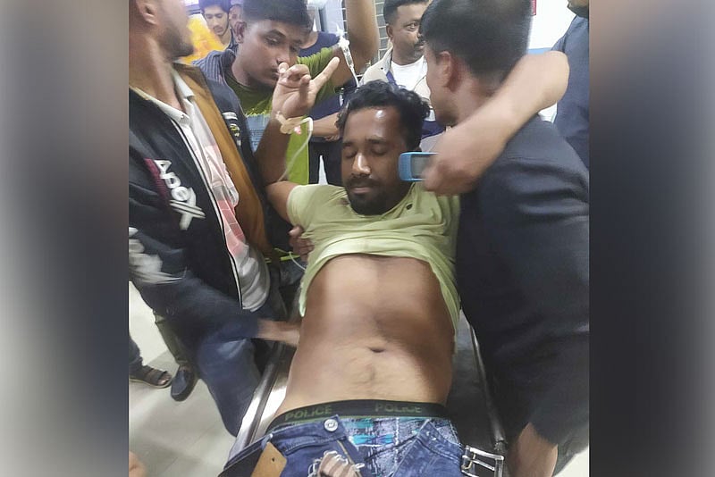 আহত জুয়েলকে হাসপাতালে নেওয়া হয়েছে