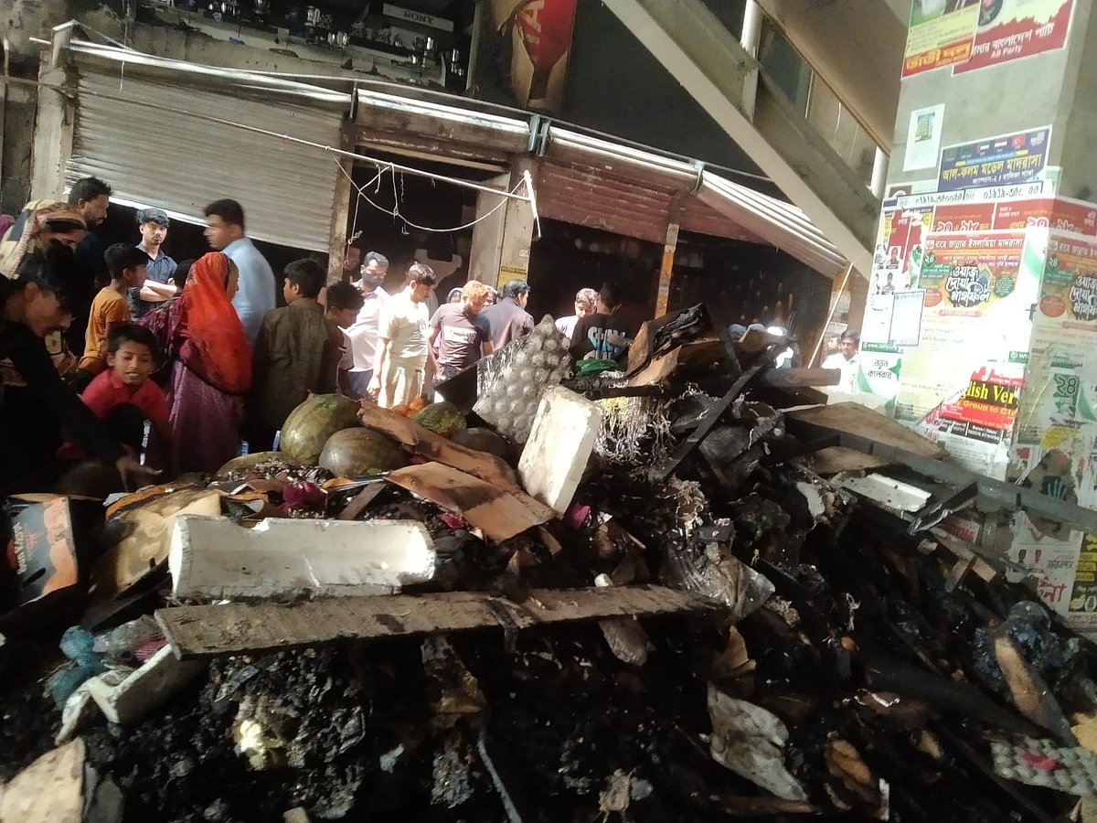 গতকাল দিবাগত রাত আড়াইটার দিকে পশ্চিম শেওড়াপাড়া কাঁচাবাজারে আগুন লাগে। পুড়ে ছাই হয়ে গেছে বাজারের অনেক কিছু