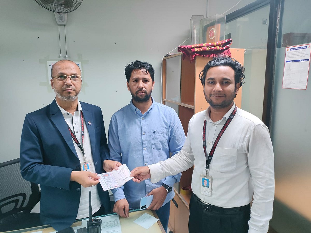 হারানো পাসপোর্ট বুঝে নিচ্ছেন তোফাজ্জল হোসেন (বাঁয়ে)। আজ শনিবার দুপুরে