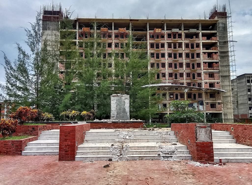 জাতীয় কবি কাজী নজরুল ইসলাম বিশ্ববিদ্যালয়ে গত ৫ আগস্টের পর ‘বঙ্গবন্ধু স্কয়ারে’শেখ মুজিবুর রহমানের ভাস্কর্যটি ভেঙে ফেলা হয়। এর নাম পরিবর্তন করে ‘জুলাই-২৪ স্কয়ার’ করা হয়েছে