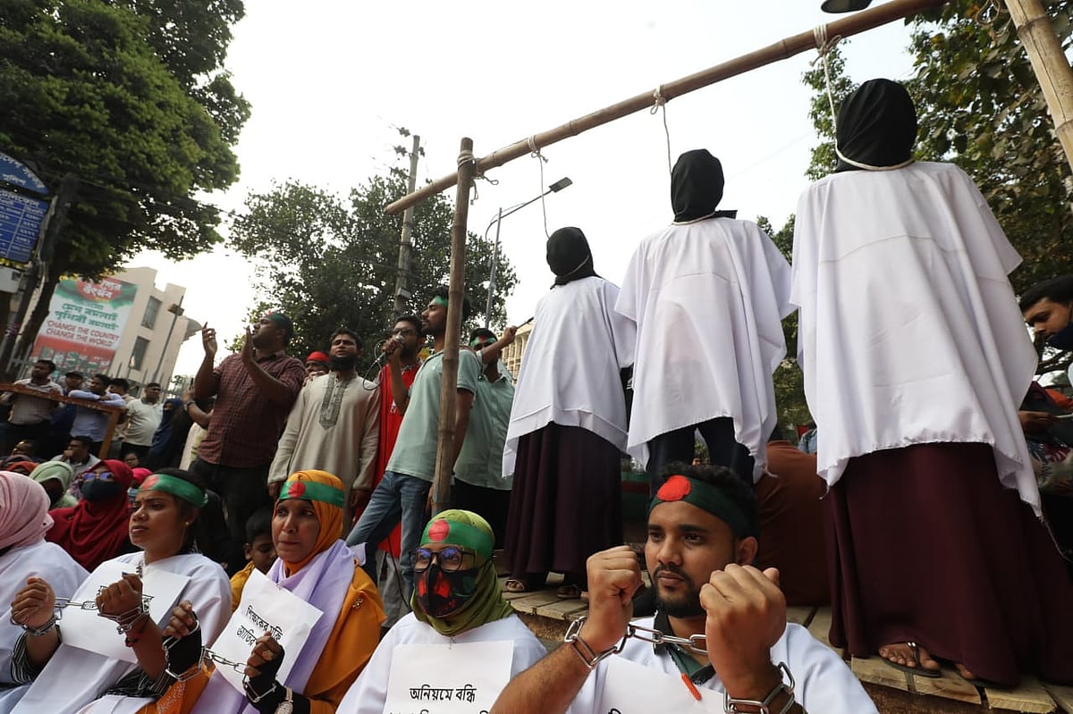 নিয়োগের দাবি মেনে না নেওয়ায় প্রতীকী ফাঁসি কর্মসূচি পালন করেন আন্দোলনকারীরা। শাহবাগ, ঢাকা