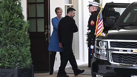 ডোনাল্ড ট্রাম্পের সঙ্গে বৈঠকের পর হোয়াইট হাউস থেকে বের হয়ে যাচ্ছেন জেলেনস্কি