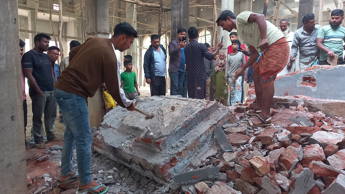 মাজারে হামলার পর সীমানাপ্রাচীরের খুঁটি, কবরের ঢাকনা, দেয়াল ও কুঠুরি ঘরের খুঁটি ভাঙচুর ও লুটপাট করা হয়।শনিবার দুপুরে