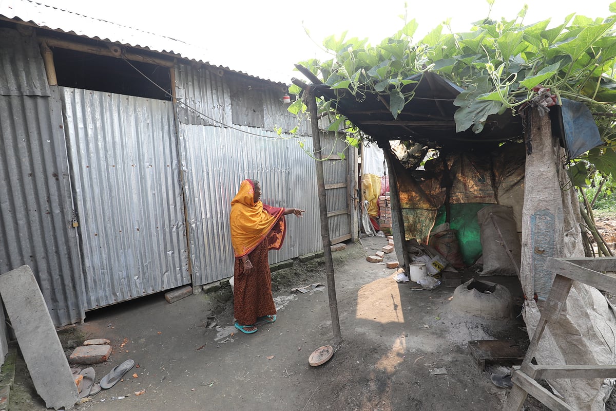 বগুড়ায় এই বাড়িতে গতকাল শুক্রবার মধ্যরাতে মা ও মেয়েকে হত্যা করা হয়েছে । শনিবার দুপুরে সদর উপজেলার সাবগ্রাম মধ্যপাড়ায়