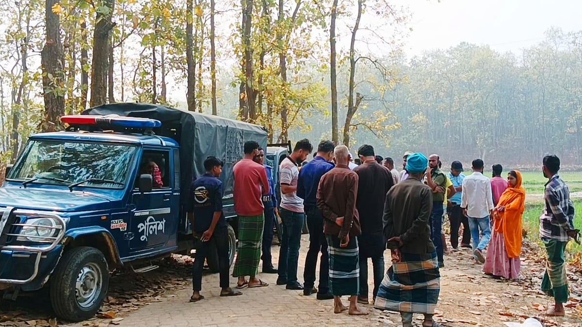 গাজীপুর সদর উপজেলার গজারিবনে মরদেহ পড়ে থাকার খবরে ঘটনাস্থলে আসে পুলিশ। এ সময় স্থানীয় লোকজন ভিড় জমান সেখানে। আজ সকালে সিংড়াতলী এলাকায়