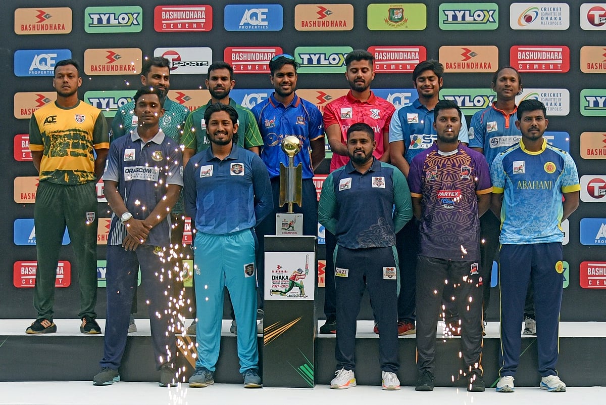 ট্রফির নিয়ে প্রিমিয়ার লিগের ১২ অধিনায়কের আনুষ্ঠানিক ফটো সেশন