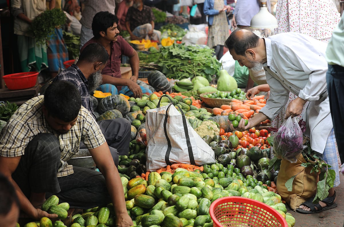 বগুড়ায় রমজানের শুরুতেই বেগুন, শসা, ক্ষীরা ও লেবুর দাম বেড়েছে। শনিবার সকালে বগুড়া শহরের রাজাবাজারে
